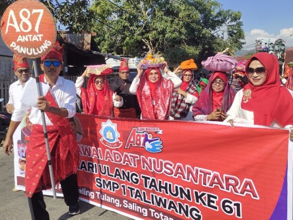Pawai Budaya Nusantara Meriahkan HUT ke 60 SMPN 1 Taliwang