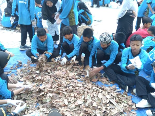 Pembuatan Kompos Dalam Rangka Pelaksanaan Proyek Penguatan Profil Pelajar Pancasila (P5)
